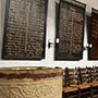 Im Vordergrund der romanische Taufstein aus dem Jahre 1230. Rechts davon schmücken drei große Predigertafeln mit den Namen der hier tätigen Seelsorger die Chorwand